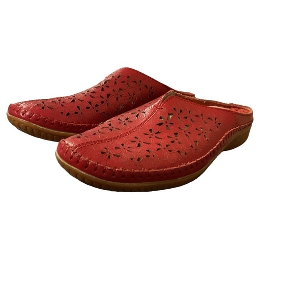 Women’s Spring Step Red Leather Parre Clog Laser Cutout Flowers Comfort Slip On - Picture 4 of 9
